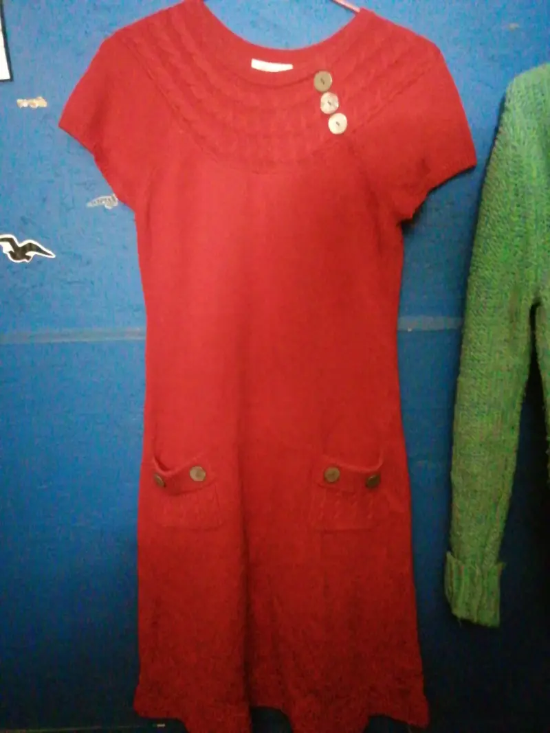 Vestido rojo con botones decorativos - 1