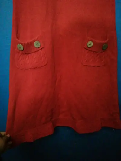 Vestido rojo con botones decorativos - miniatura 3