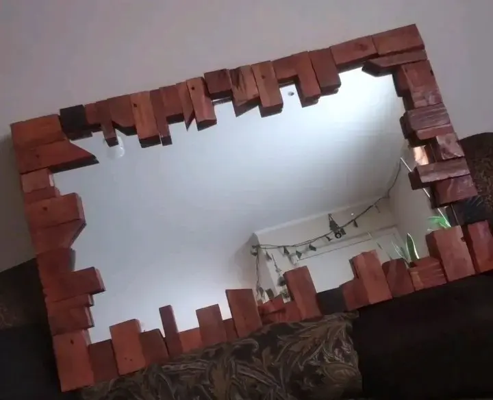 Espejo grande con marco de madera