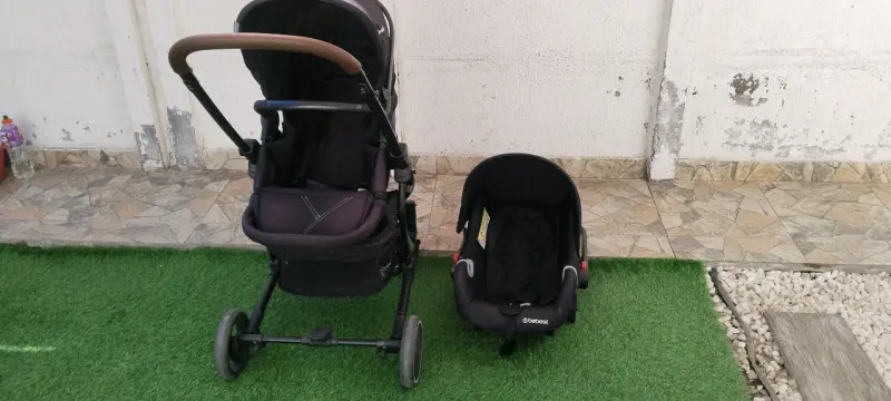 Coche de bebé con silla negra - 1