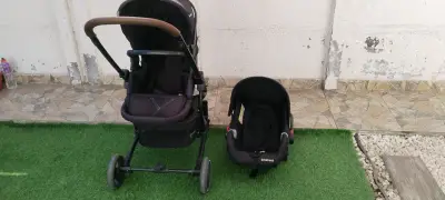 Coche de bebé con silla negra - miniatura 1