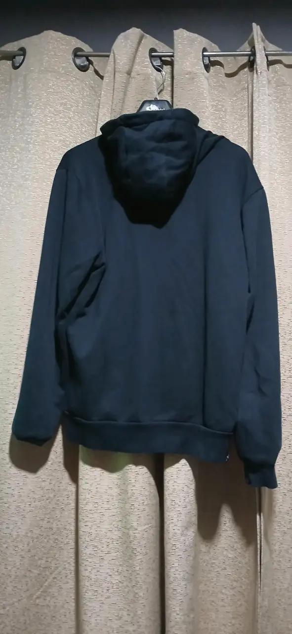 Polerón negro con logo blanco Puma - 2