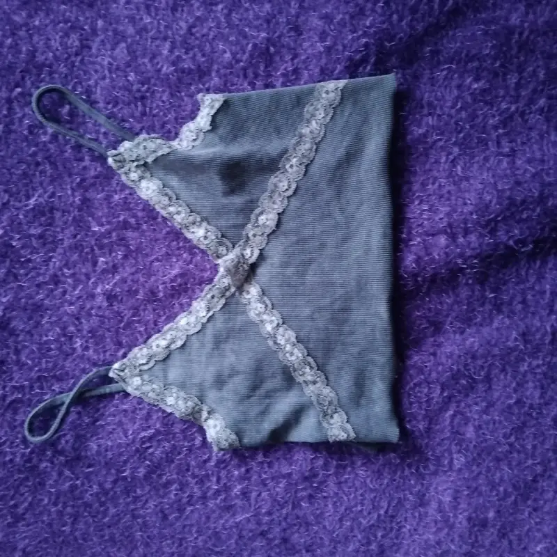 Croptop gris con encaje
