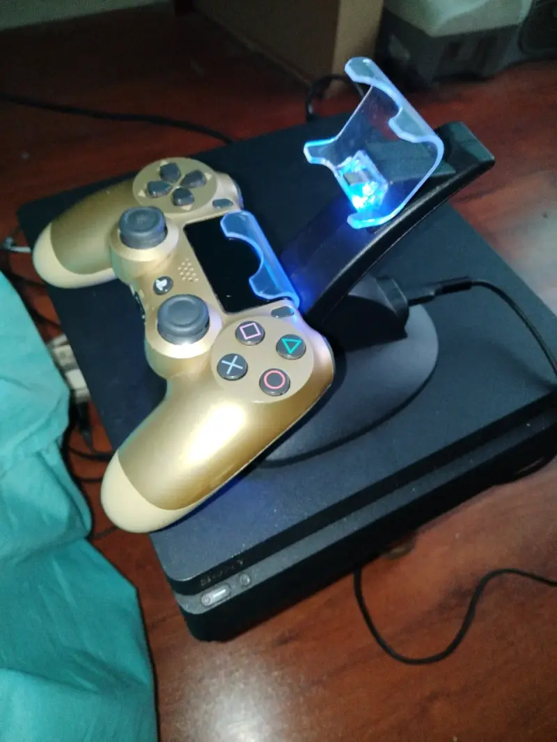 Consola PlayStation 4 con control dorado - 1