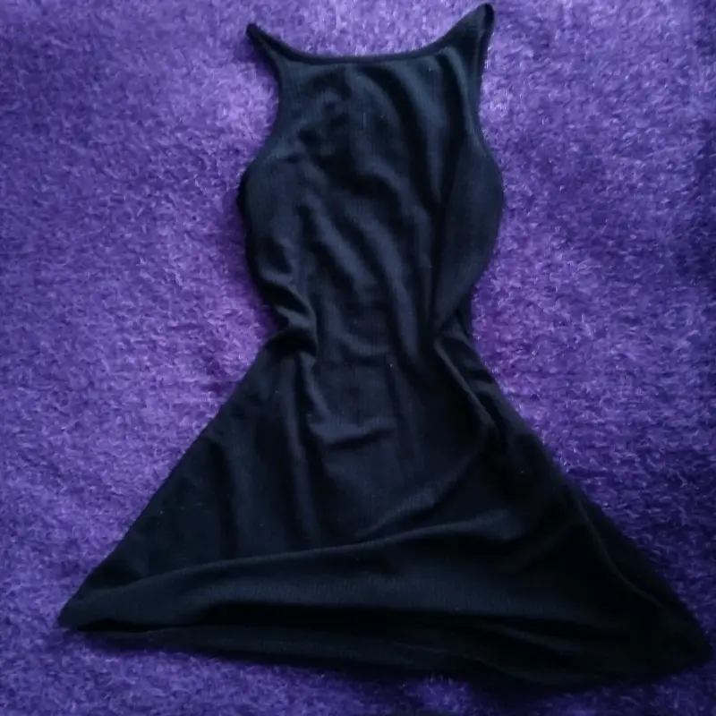 Vestido negro sin mangas