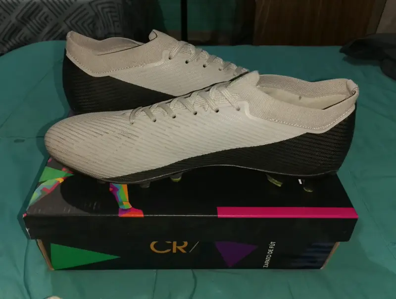 Zapatillas de fútbol gris, verde y negras - 1