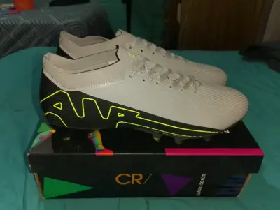 Zapatillas de fútbol gris, verde y negras - miniatura 2