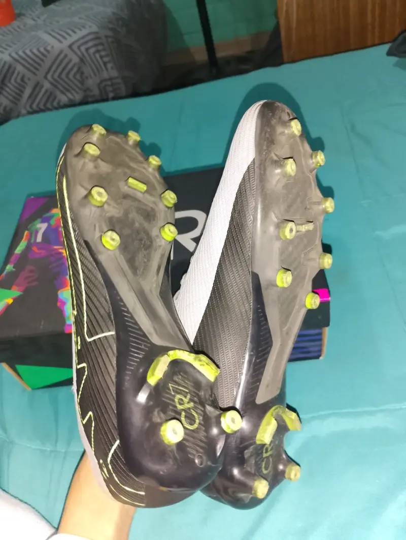 Zapatillas de fútbol gris, verde y negras - 3