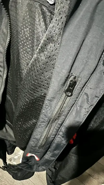 Chaqueta moto negra con cremalleras - miniatura 2
