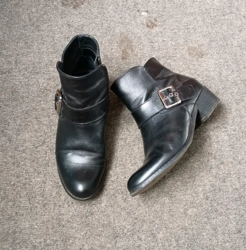 Botines cuero negro hebilla