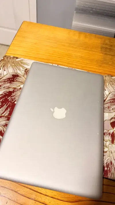 Laptop MacBook usada - miniatura 1