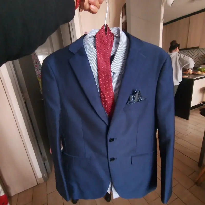 Traje azul con corbata roja - 1