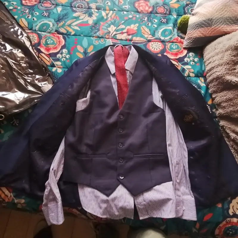 Traje azul con corbata roja - 2