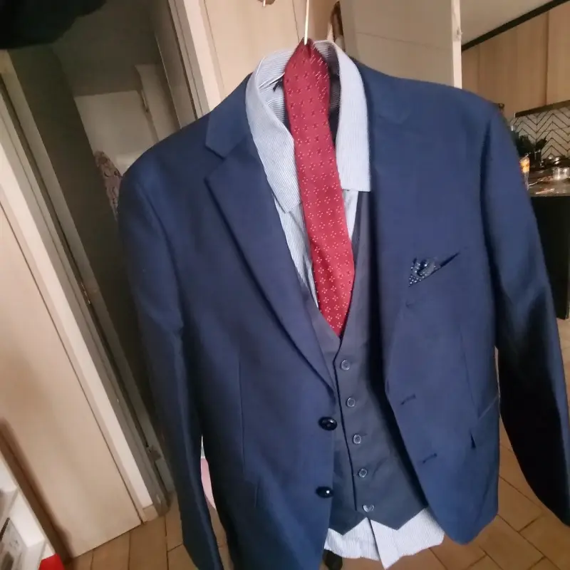 Traje azul con corbata roja - 3
