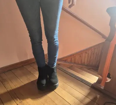BOTA MUJER CLASSIC ULTRA MINI PLATFORM (Talla 38) - miniatura 2