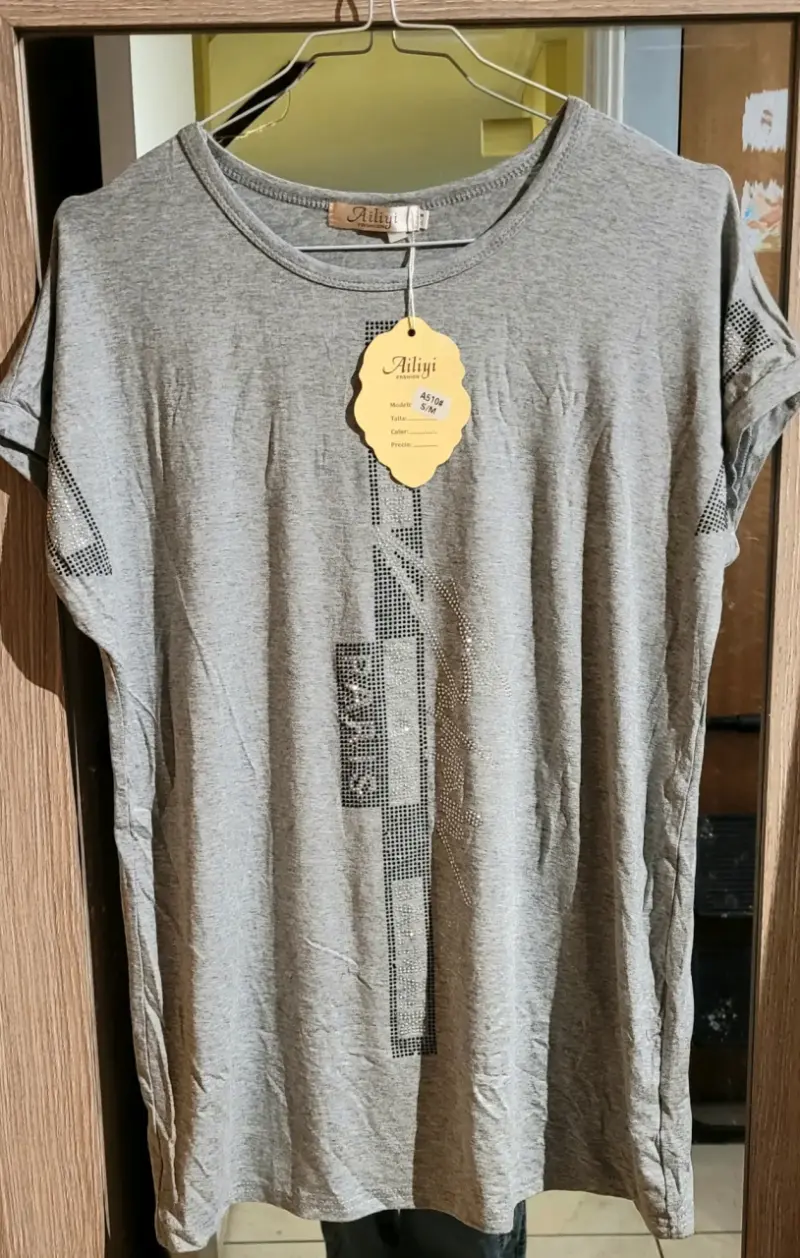 Polera gris con diseño