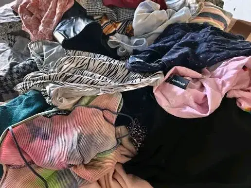 Lote de ropa variada para mujer, hombre y niño - 1