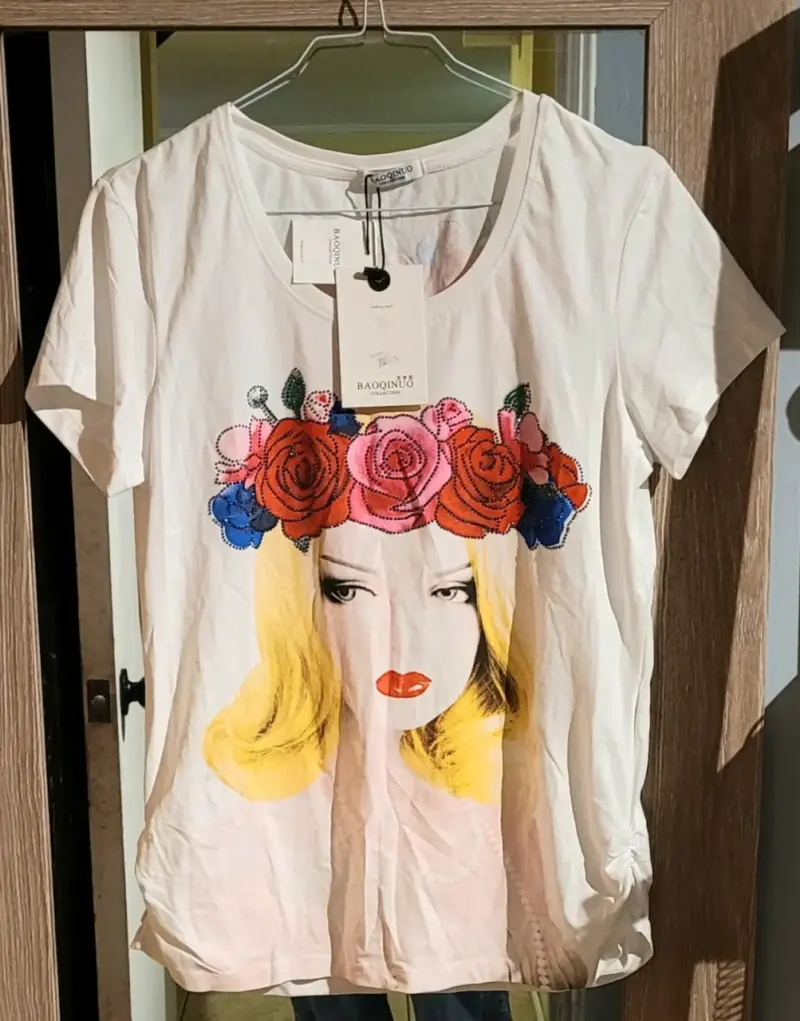 Polera blanca con estampado floral