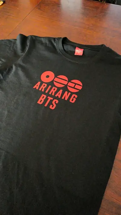 Polera negra Arirang BTS - miniatura 1