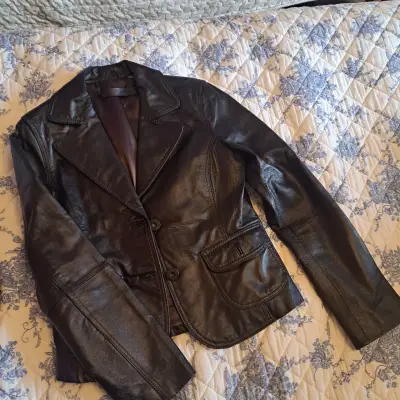 Chaqueta de cuero negra - miniatura 1