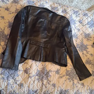 Chaqueta de cuero negra - miniatura 2