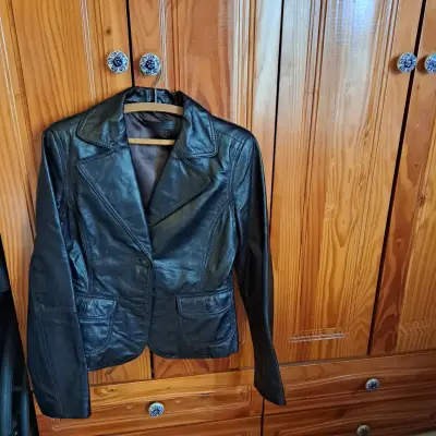 Chaqueta de cuero negra - miniatura 4