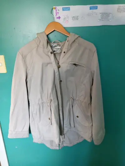 Chaqueta beige con capucha - miniatura 1