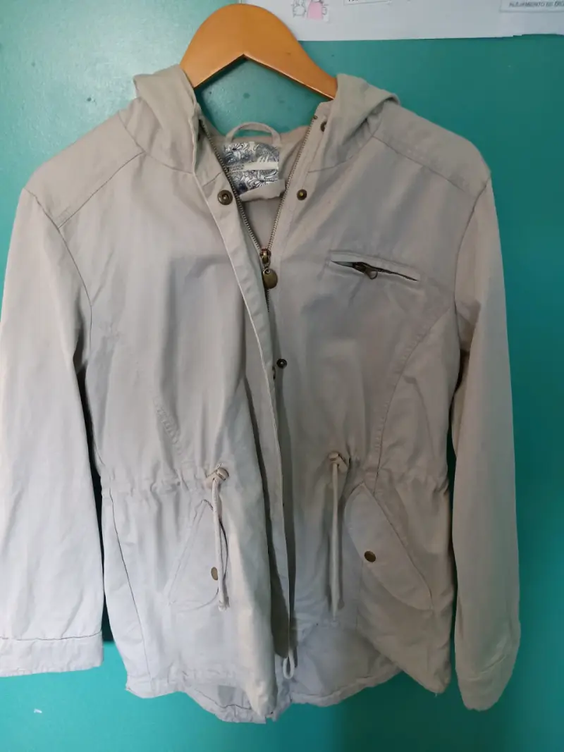 Chaqueta beige con capucha - 2