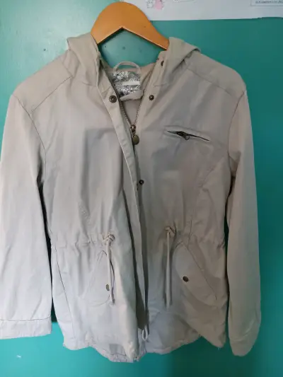 Chaqueta beige con capucha - miniatura 2