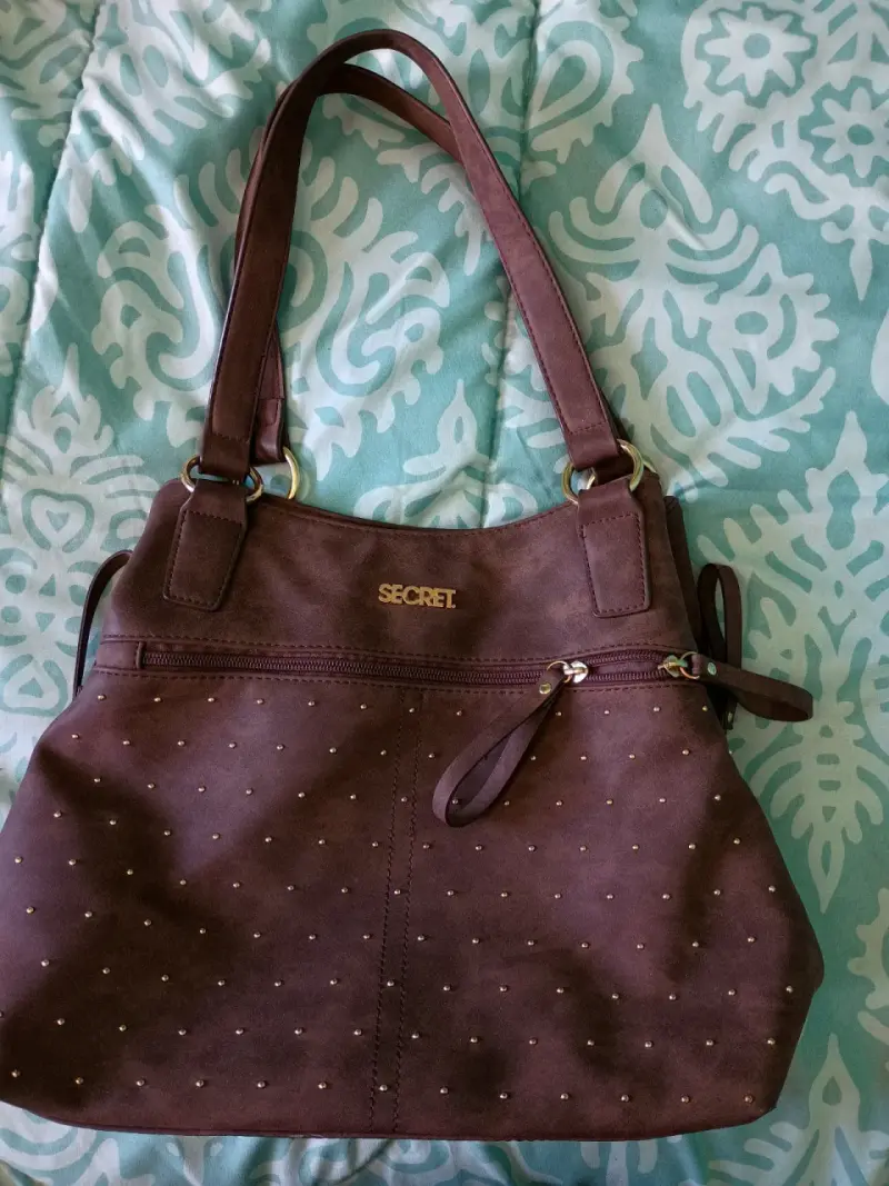Cartera marrón con tachas Secret