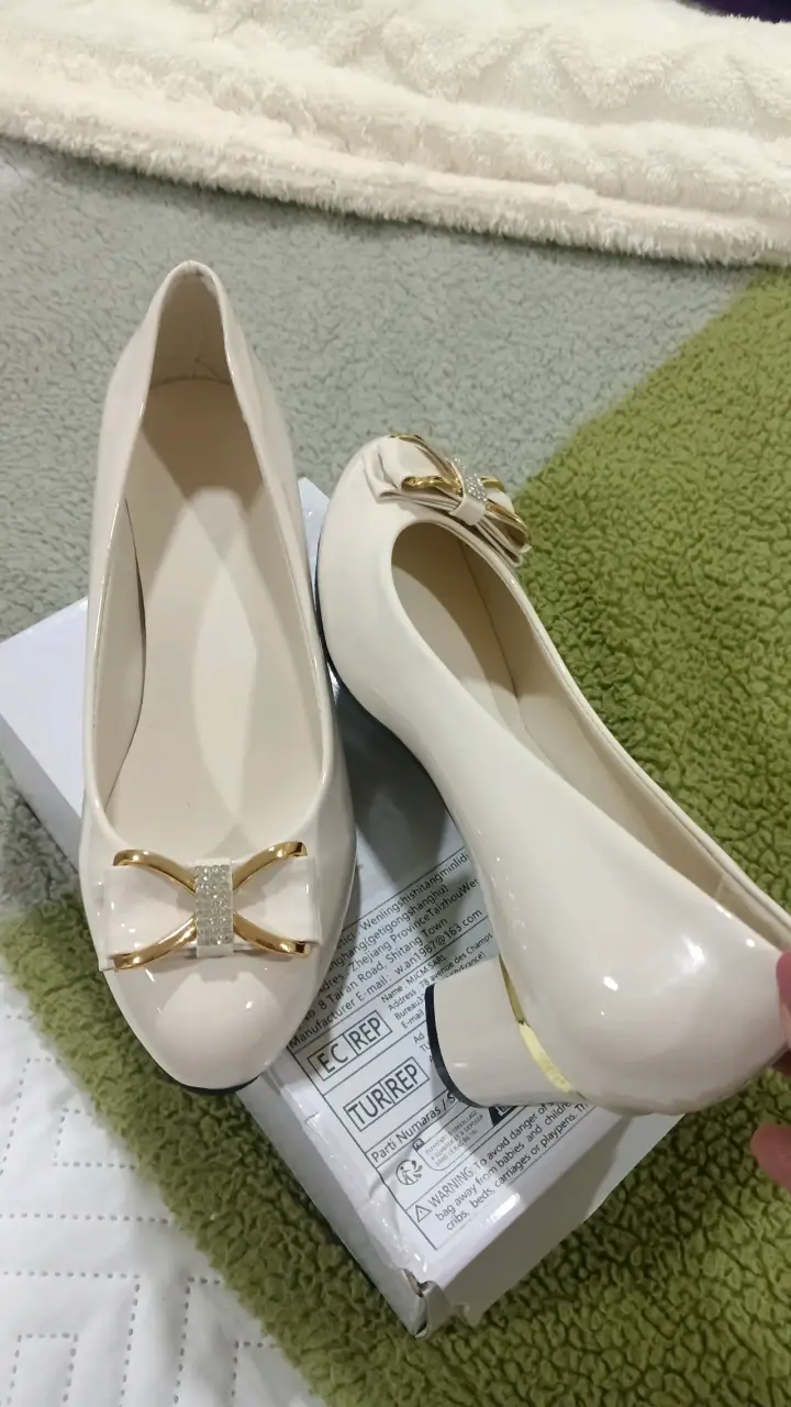 Zapatos de tacón beige con lazo