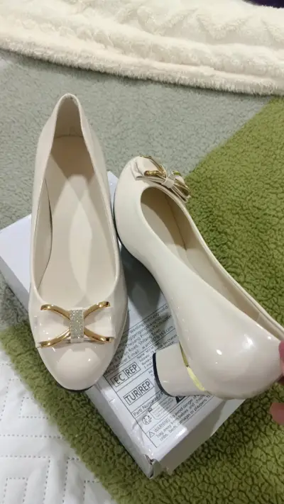 Zapatos de tacón beige con lazo - miniatura 1