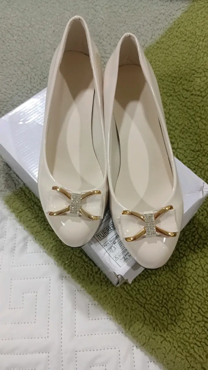 Zapatos de tacón beige con lazo - 2