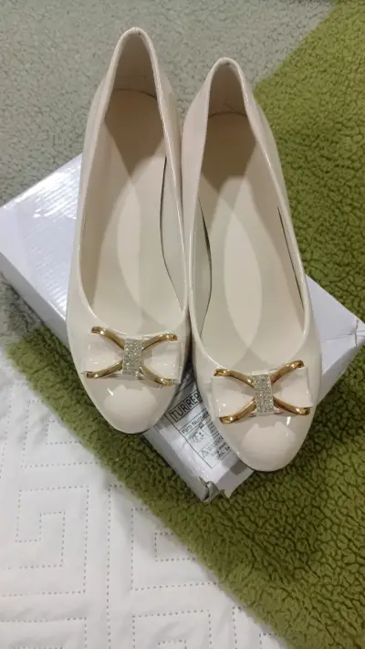 Zapatos de tacón beige con lazo - miniatura 2