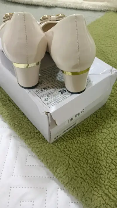Zapatos de tacón beige con lazo - miniatura 3