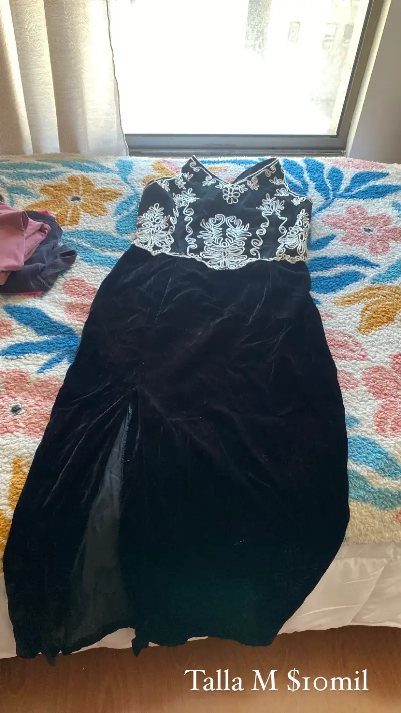 Vestido negro con bordado blanco - 1