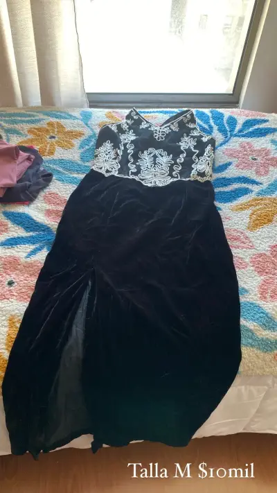Vestido negro con bordado blanco - miniatura 1