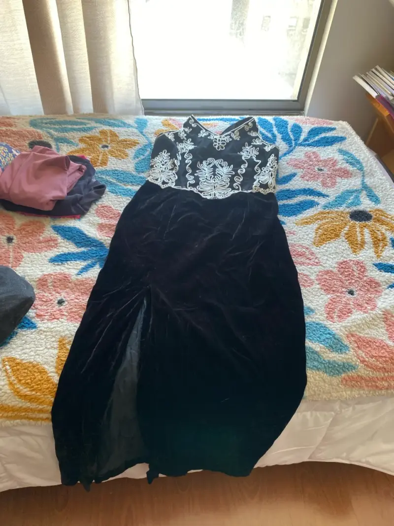 Vestido negro con bordado blanco - 2