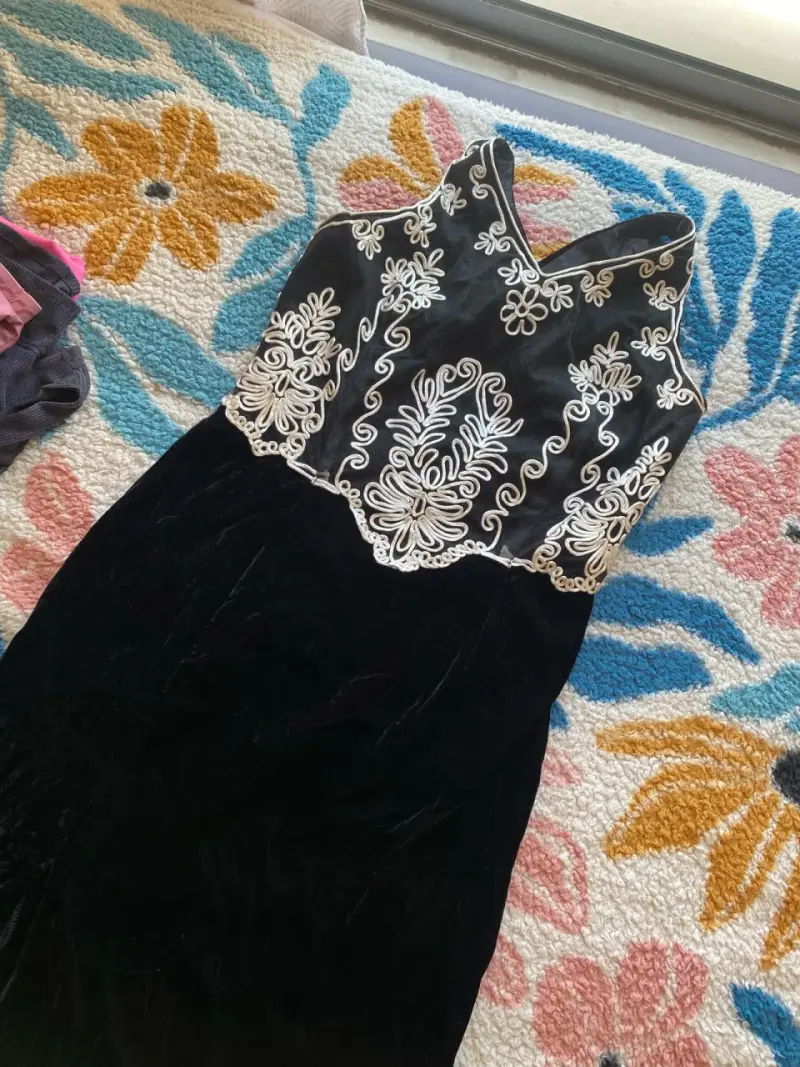 Vestido negro con bordado blanco - 3