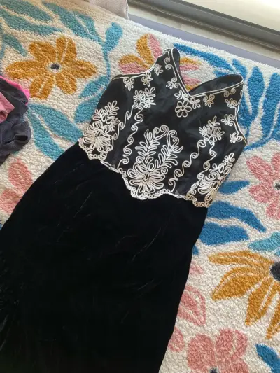 Vestido negro con bordado blanco - miniatura 3