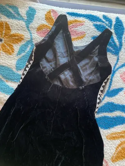 Vestido negro con bordado blanco - miniatura 4