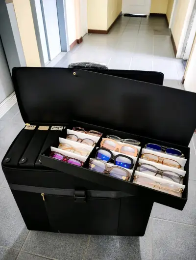 Maleta con 10 Estuches  exhibidores de gafas - miniatura 1