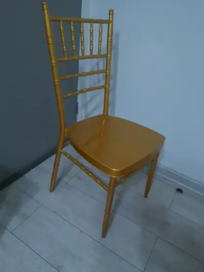 Sillas doradas apilables - miniatura 2