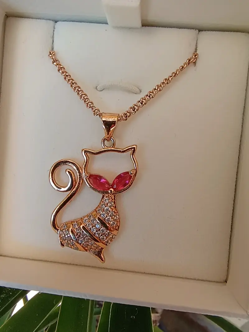 Collar de gato dorado con brillantes.