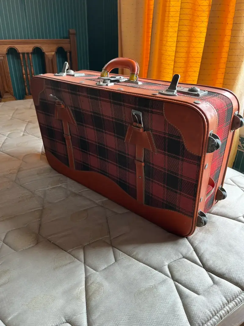 Maleta vintage de cuadros - 1