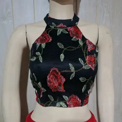 Crop top negro con flores - miniatura 1