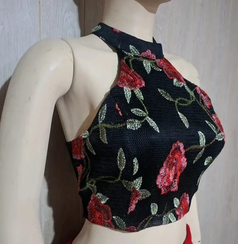 Crop top negro con flores - 2
