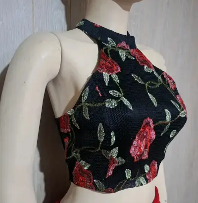Crop top negro con flores - miniatura 2