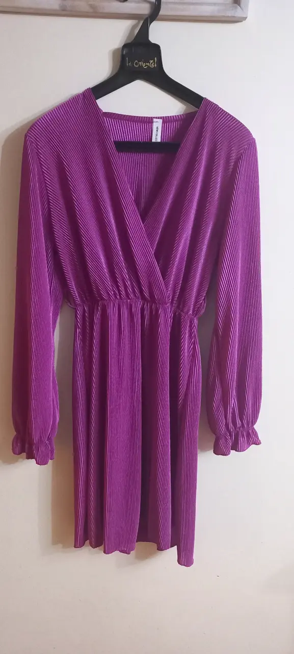 Vestido corto plisado morado
