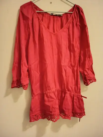 Blusa roja con encaje - miniatura 1